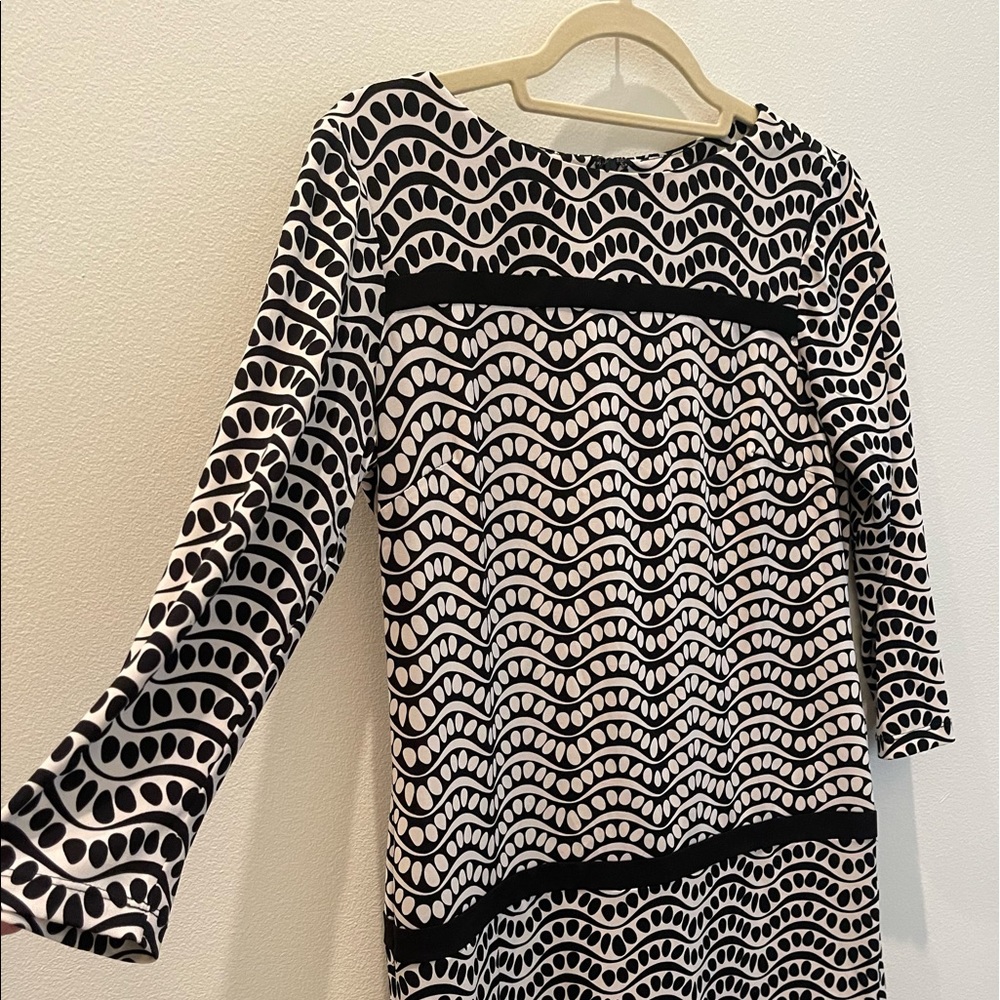 Very 20s looking on. Cute easy dress. Polyester, so will not wrinkle.